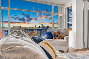 a living room with a couch and a large window at Lakeview Condo Flats Parking Gym in Cleveland