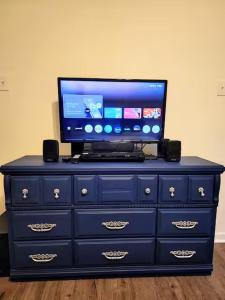 a tv sitting on top of a dresser at Bright & Spacious 1BR - UoM Area in Memphis