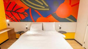 a bed in a room with a painting on the wall at IBIS STYLES PETROLINA in Petrolina +42 photos