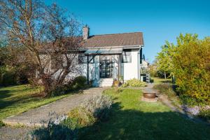 a small white house with a garden in front of it at Landhaus Mira in Witzenhausen