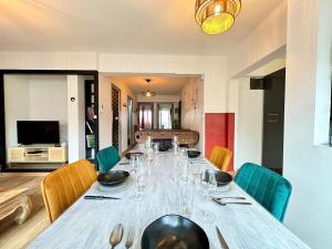 a dining room with a long table and chairs at La Bulle Gambetta in Angoulême