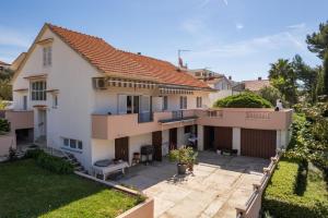 an aerial view of a house with a yard at Apartman Lance in Kožino