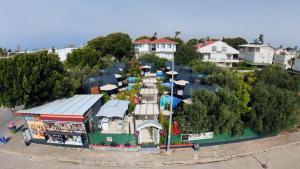 eine Draufsicht auf ein Gebäude mit einem Resort in der Unterkunft Efe Tiny House in Serik