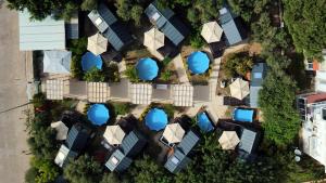 eine Draufsicht auf eine Gruppe von Häusern mit blauen Dächern in der Unterkunft Efe Tiny House in Serik + 34 Fotos