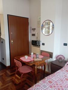 a small room with a table and chairs and a bed at Studio Liberty in Fiuggi