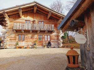 a log cabin with a balcony on top of it at Lagarta La Fuste in Étival