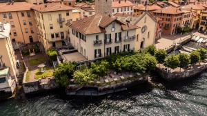 an aerial view of a city and a river with buildings at Hotel Vapore in Torno