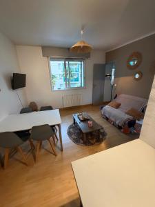 a living room with a table and a couch at DaxLodge T2 Chill in Dax