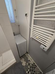 a small bathroom with a toilet and a window at DaxLodge T2 Chill in Dax +57 photos