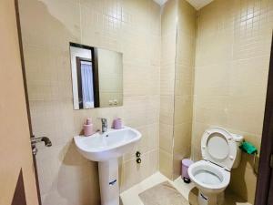 a bathroom with a toilet and a sink at Appartement Climatisé 2 Chambres à Marrakech Proche Golf & Jamaâ El Fna in Marrakesh