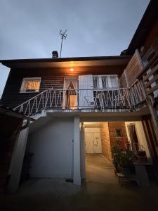 a house with a balcony and a porch at DaxLodge T2 Chill in Dax