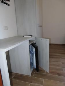 a white desk in a room with a wooden floor at B&B Casa Lamanna in Torretta
