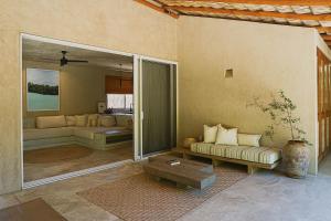 a living room with a couch and a table at Proyecto Palmita in El Pescadero
