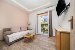 a living room with a couch and a table at Apartmani Putnik in Baška Voda