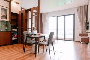 a dining room with a table and chairs at Nova Hotel - 诺瓦酒店 in Yên Khê