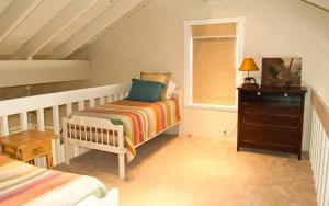 een slaapkamer met een bed, een dressoir en een raam bij Snowcreek - 1503 in Sun Valley