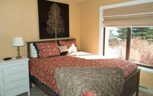 un dormitorio con una cama y una ventana en Snowcreek - 1503, en Sun Valley 6 fotos más