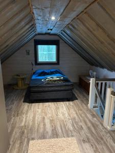 ein Schlafzimmer mit einem Bett auf dem Dachboden in der Unterkunft Kärrända in Nedervetil