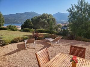 two chairs and a table and a table and chairs at Casa Léna in Propriano