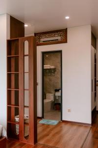 a room with a door to a bathroom with a toilet at Nova Hotel - 诺瓦酒店 in Yên Khê +61 photos