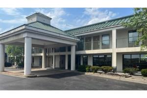 a large building with a gazebo in a parking lot at Studio 6 Suites Louisville KY Airport/Expo Center in Louisville +17 photos