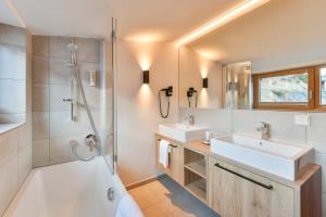 Koupelna v ubytování Hotel Sonnblick + 25 fotografií
