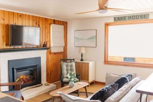 a living room with a fireplace and a tv at Lakefront Retreat Home- Swimming-Fishing-Boating in Bethlehem
