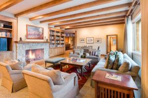 un salon avec des canapés et une cheminée dans l'établissement Harriman Cottage at Sun Valley, à Sun Valley
