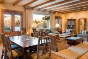 sala de estar con mesa de madera y sillas en Harriman Cottage, en Sun Valley