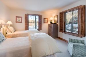 une chambre avec un lit, un canapé et des fenêtres dans l'établissement Harriman Cottage at Sun Valley, à Sun Valley