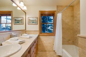 une salle de bain avec un lavabo, une baignoire et une douche dans l'établissement Harriman Cottage at Sun Valley, à Sun Valley 22 autres photos