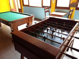 um grupo de mesas de bilhar num quarto em Pousada Portal da Barra em Marataízes