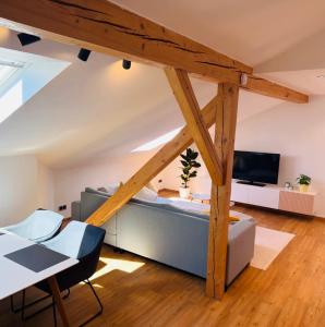 a living room with a couch and a table at Ferienwohnung Sternblick im Allgäu nahe Fendt in Marktoberdorf