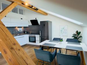 a kitchen and dining room with a table and chairs at Ferienwohnung Sternblick im Allgäu nahe Fendt in Marktoberdorf