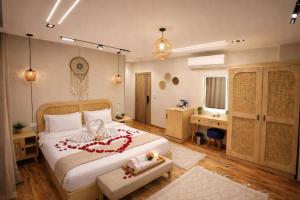 Gallery image of Zen Pyramids Luxury Villa in Ghaţāţī