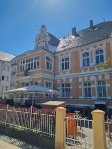 a building with a fence in front of it at Villa Adler- Seeseite in Ahlbeck