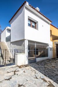 a white house with a gate at Αριάδνη in Archanes