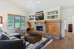 a living room with a fireplace and a couch at Piney Ridge TR6 Hot Tub Pool in Eden