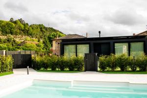 a house with a swimming pool in the yard at LA TIERRUCA HOMES in Barcenaciones