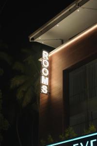 eine Leuchtreklame an der Seite eines Gebäudes in der Unterkunft Hotel D' Paris in Kozhikode