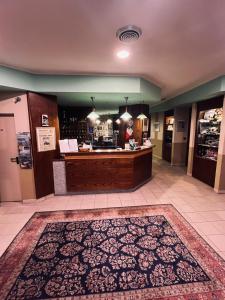 eine Ladenlobby mit Theke und Teppich in der Unterkunft Hotel Tre Denti in Cantalupa