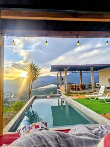 a house with a pool and a view of the mountains at Estancia Mirador Reyes- Casa de la Montaña in Zamora