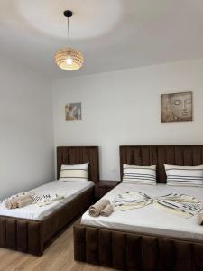 two beds sitting next to each other in a room at Rezidenca Mabel in Velipojë