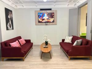 ein Wohnzimmer mit zwei Sofas und einem Tisch in der Unterkunft Hotel Ginebra in Barcelona