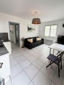 a living room with a couch and a table at Maison 1 chambre in Hyères