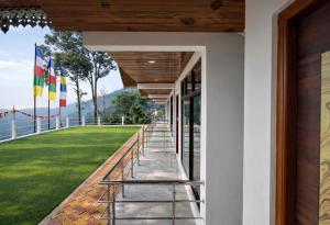 a hallway of a house with a view of a lawn at Kanchankanya Hill Resort in Takdāh