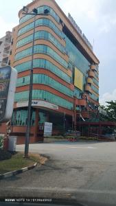 a large building with a street light in front of it at Homestay Plaza in Temerloh