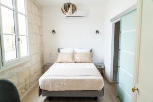 a bedroom with a bed and a window at Parnaydisiaque in Parnay