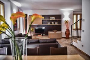 a living room with a couch and a tv at Roncati Family Apartment in Bellagio