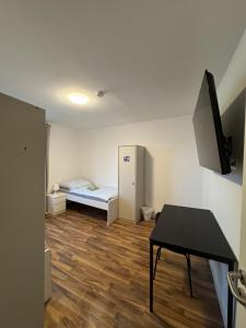 a room with a bed and a table in it at Haven Lodge Komfortable Unterkunft für Monteure, Firmen und Gruppen in Bremerhaven in Bremerhaven
